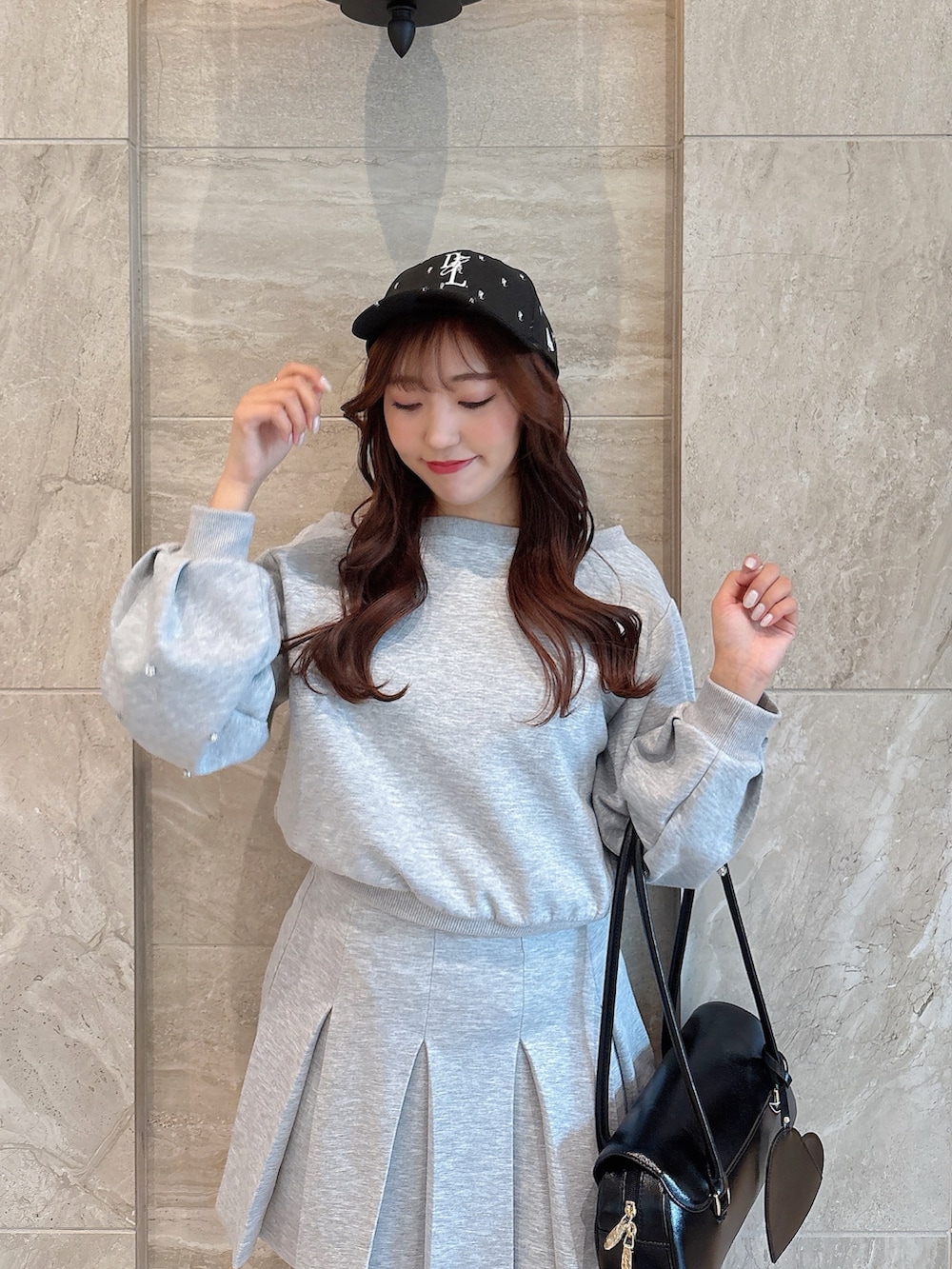 ホワイト系のブーツ、グレー系のスカート、グレー系のスウェットを着用したレディースの春コーディネートの9枚目の写真