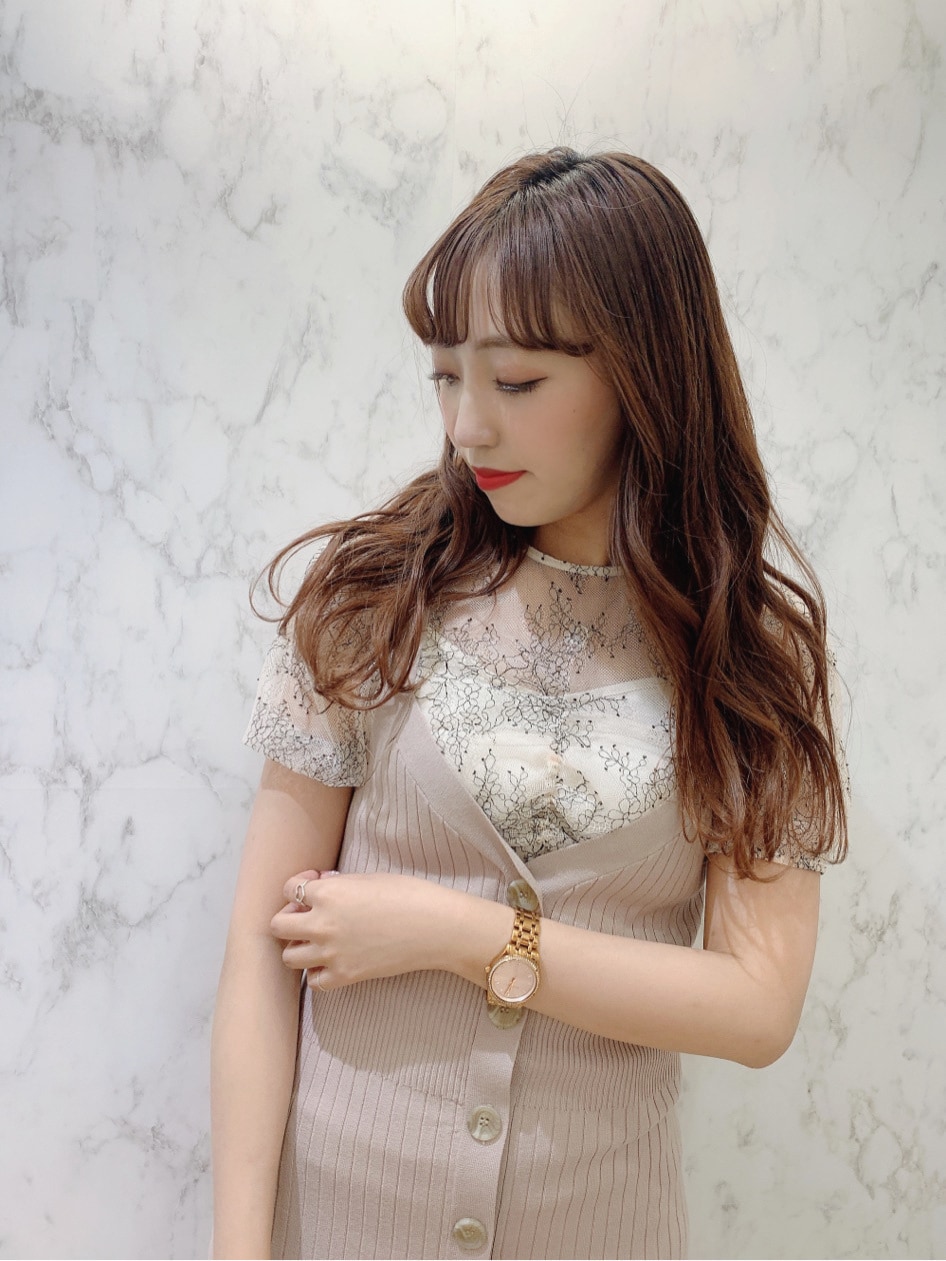 ベージュ系のワンピース、ホワイト系のシャツ/ブラウス、ベージュ系のサンダルを着用したレディースの春コーディネートの3枚目の写真