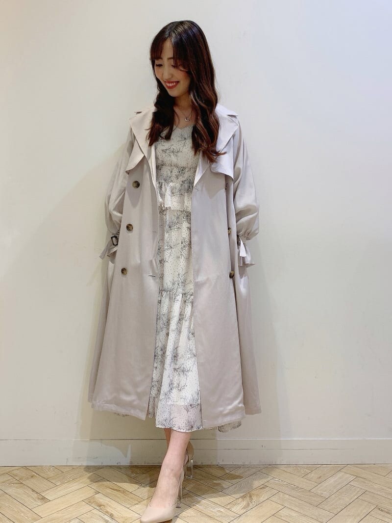 ベージュ系のパンプス、ベージュ系のワンピース、ブラック系のライダースジャケットを着用したレディースの冬コーディネートの7枚目の写真