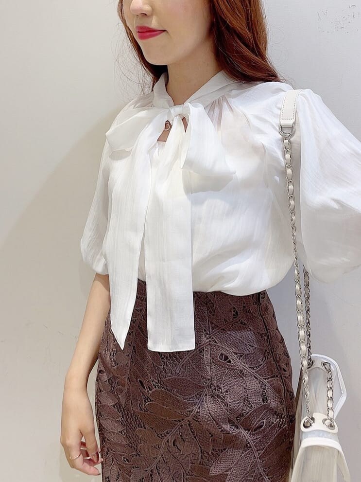 ホワイト系のシャツ/ブラウス、ブラウン系のスカート、ブラウン系のサンダルを着用したレディースの夏コーディネートの5枚目の写真