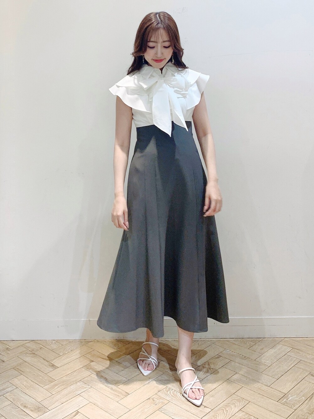 ブラウン系のワンピース、ホワイト系のサンダルを着用したレディースの春コーディネートの3枚目の写真