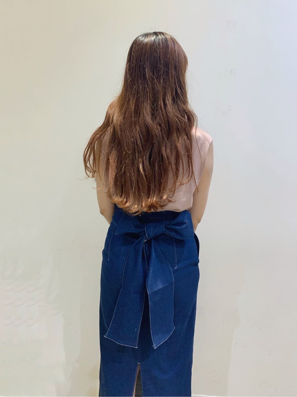 その他のサンダル、ベージュ系のニット/セーター、ブルー系のスカートを着用したレディースの夏コーディネートの6枚目の写真