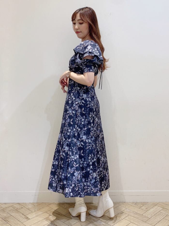 ホワイト系のブーツ、ブルー系のワンピースを着用したレディースの夏コーディネートの3枚目の写真