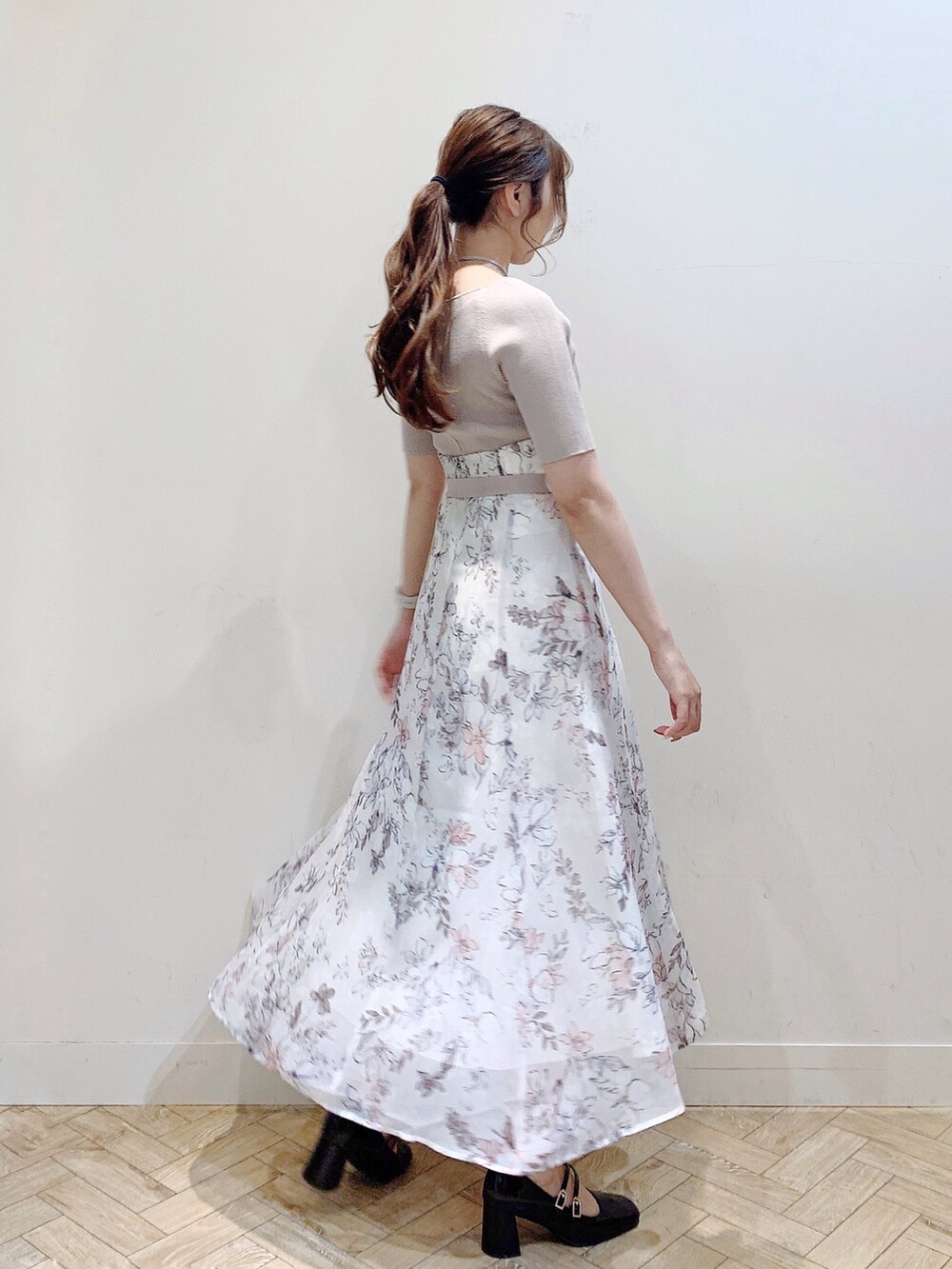 ベージュ系のワンピース、ブラウン系のパンプスを着用したレディースの夏コーディネートの8枚目の写真