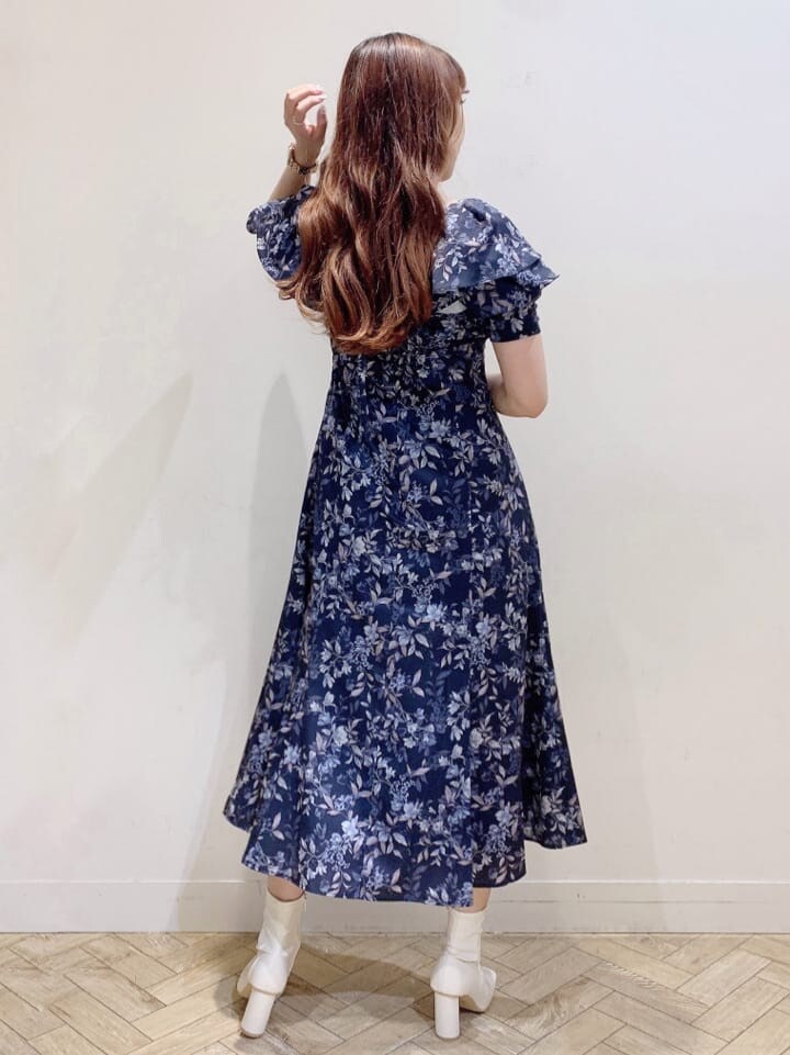 ホワイト系のブーツ、ブルー系のワンピースを着用したレディースの夏コーディネートの5枚目の写真