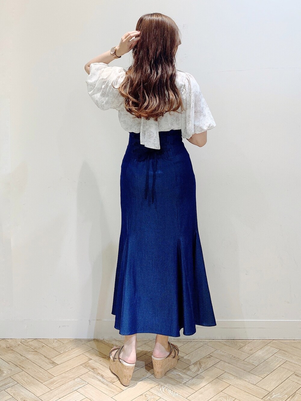 ブルー系のスカート、ベージュ系のシャツ/ブラウス、その他のサンダルを着用したレディースの夏コーディネートの6枚目の写真