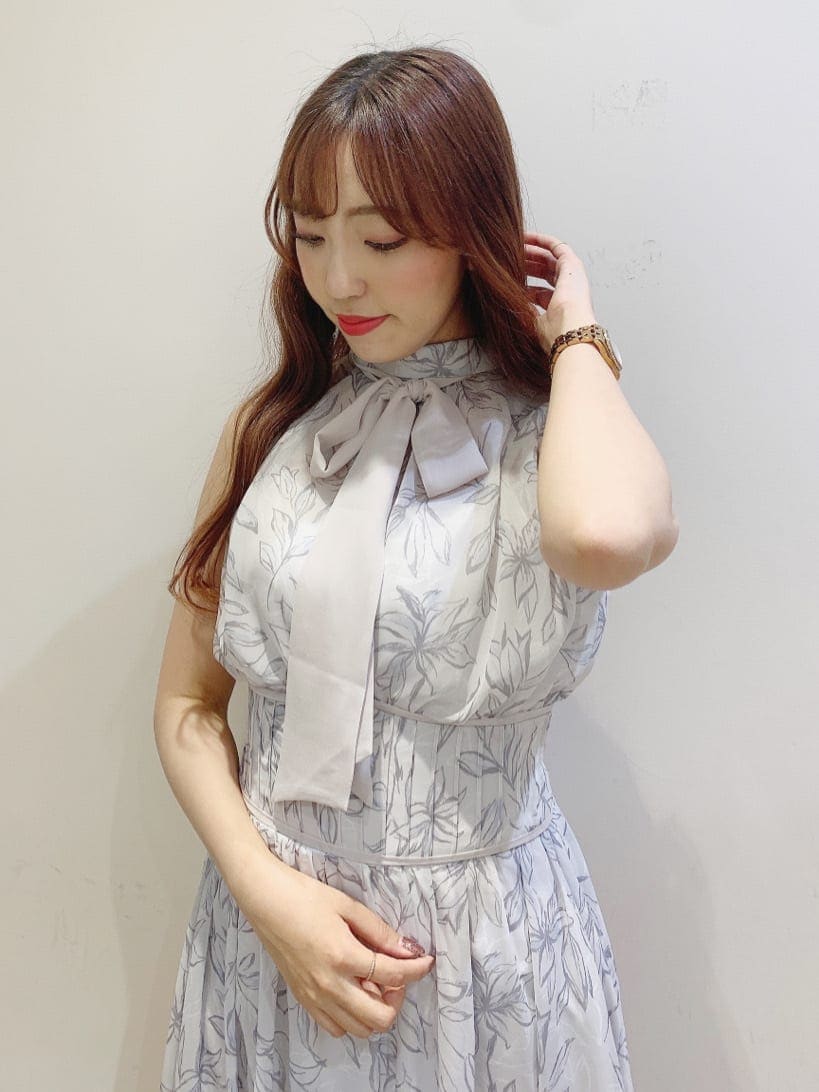 その他のサンダル、グレー系のワンピースを着用したレディースの夏コーディネートの4枚目の写真