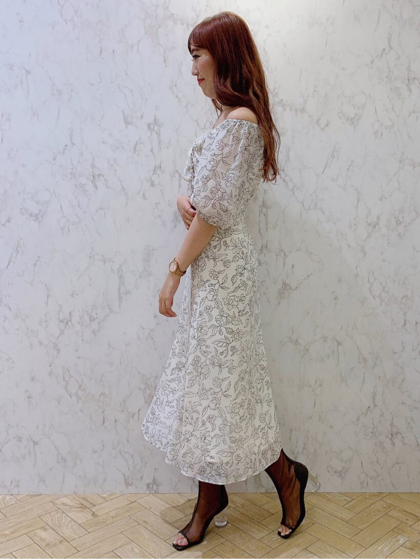 ホワイト系のワンピース、ブラウン系のその他シューズを着用したレディースの夏コーディネートの5枚目の写真