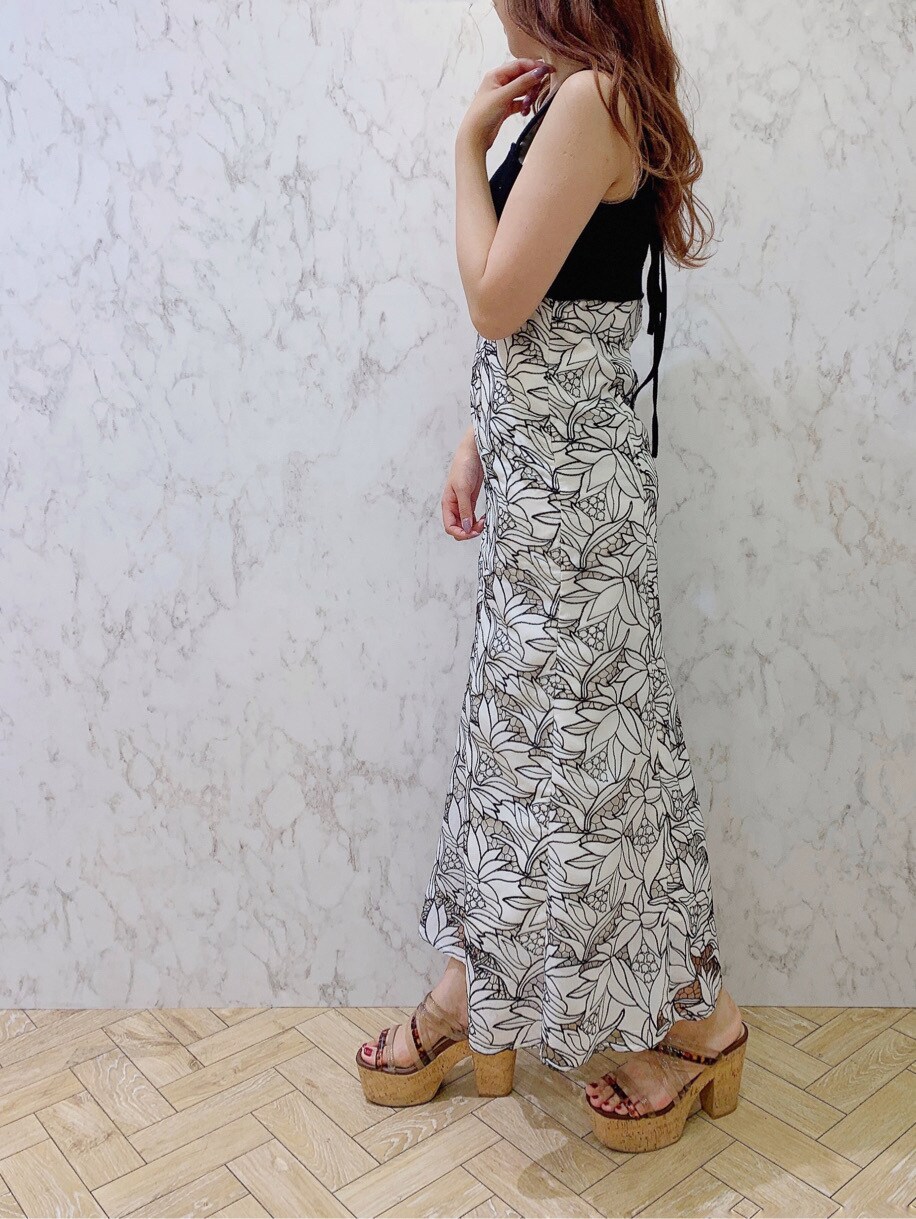 ブラック系のワンピース、ベージュ系のサンダル、ベージュ系のテーラードジャケットを着用したレディースの春コーディネートの4枚目の写真