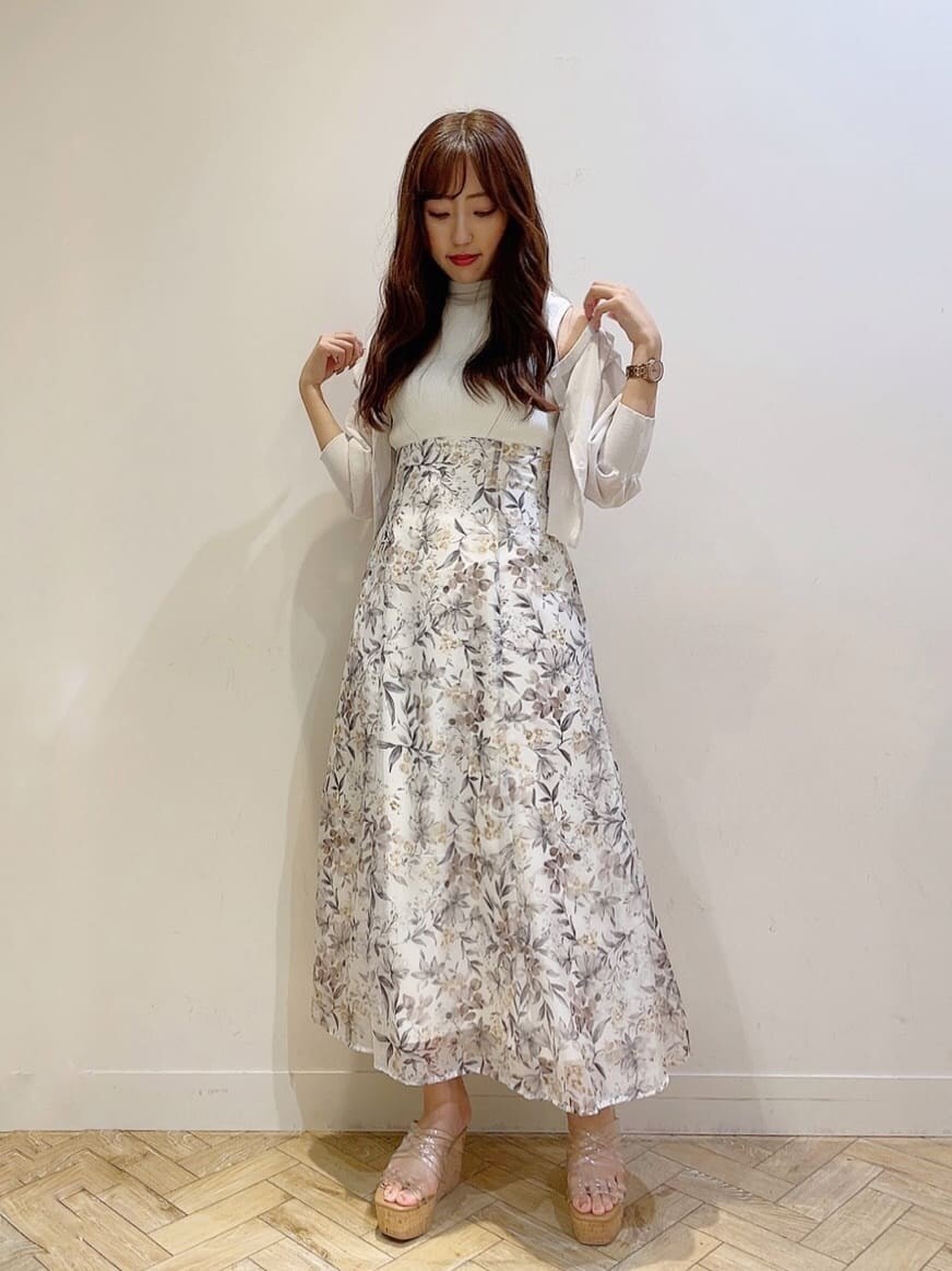 その他のサンダル、ホワイト系のワンピース、ホワイト系のカーディガン/ボレロを着用したレディースの夏コーディネートの7枚目の写真