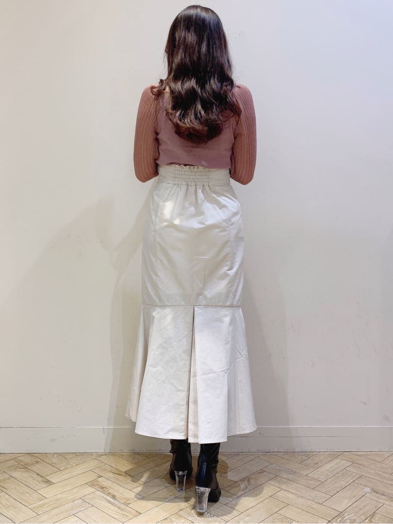 ホワイト系のスカート、ブラック系のその他シューズ、ピンク系のニット/セーターを着用したレディースの冬コーディネートの4枚目の写真