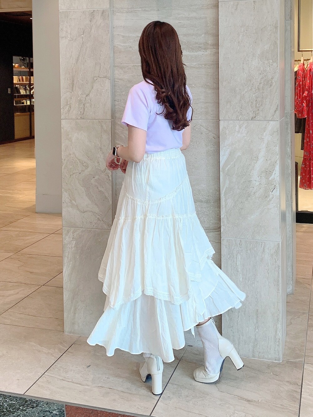 ホワイト系のブーツ、ピンク系のTシャツ/カットソー、イエロー系のスカートを着用したレディースの春コーディネートの6枚目の写真