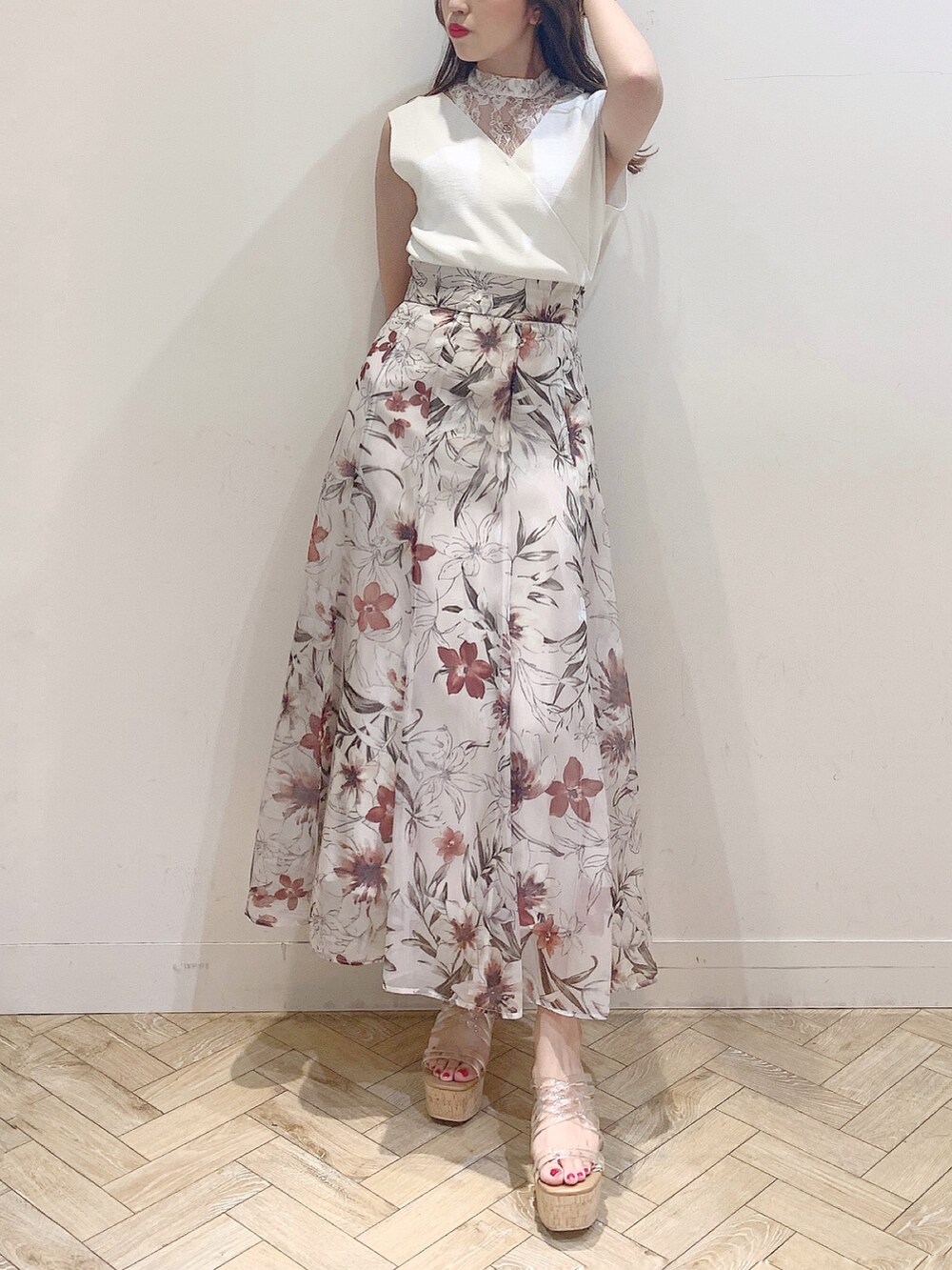 ピンク系のスカート、その他のサンダル、ホワイト系のニット/セーターを着用したレディースの夏コーディネートの3枚目の写真