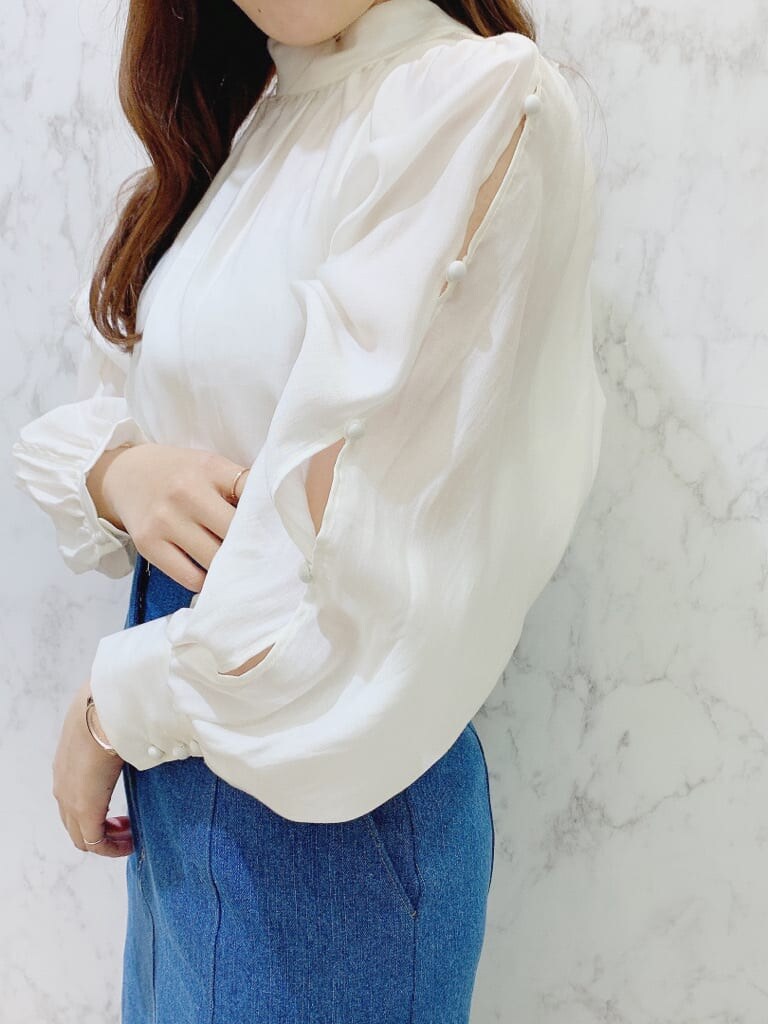 ベージュ系のその他シューズ、ブルー系のスカート、ホワイト系のシャツ/ブラウスを着用したレディースの冬コーディネートの5枚目の写真