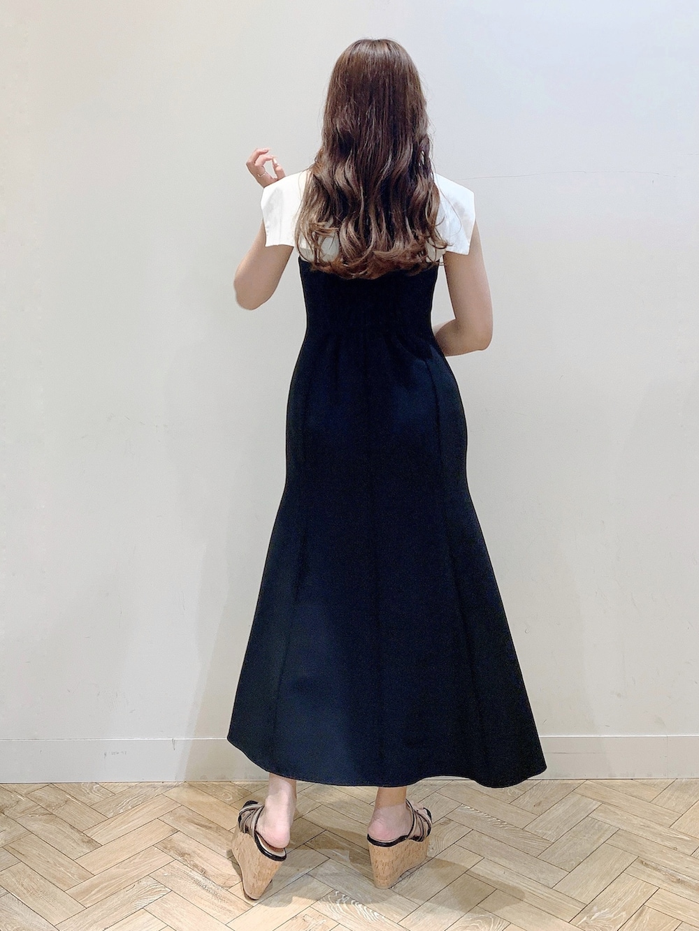 ブラック系のワンピース、ブラック系のサンダルを着用したレディースの春コーディネートの6枚目の写真