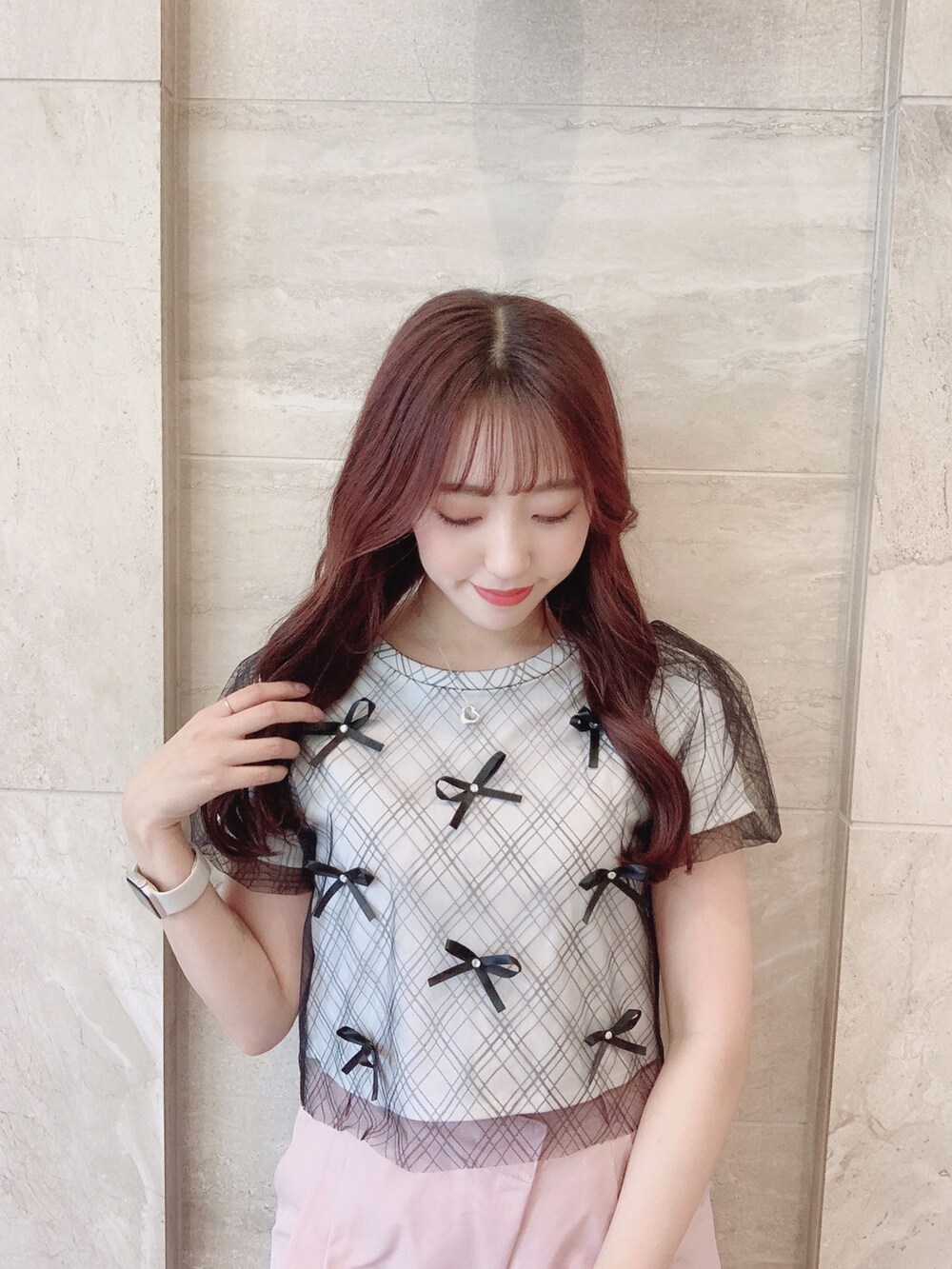 ピンク系のカーゴパンツ、ブラック系のTシャツ/カットソー、シルバー系のパンプスを着用したレディースの夏コーディネートの6枚目の写真