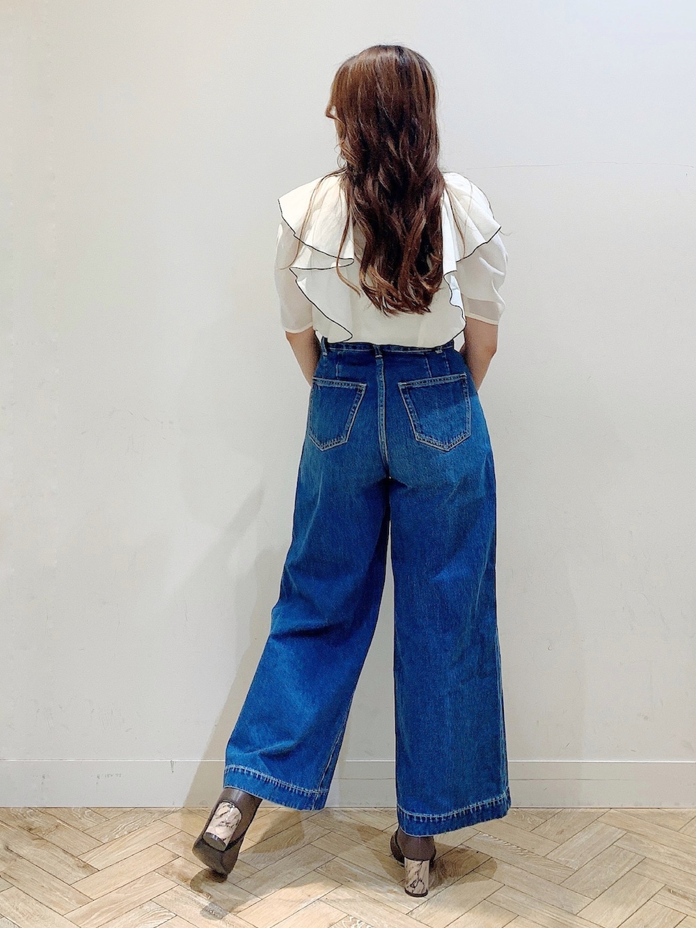 ホワイト系のシャツ/ブラウス、ブラウン系のブーツ、ブルー系のデニムパンツを着用したレディースの夏コーディネートの6枚目の写真