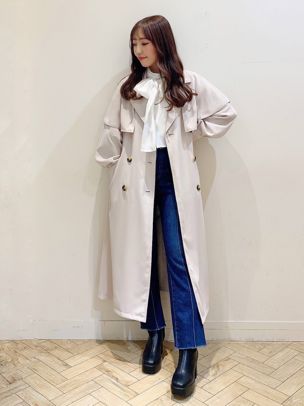 ホワイト系のシャツ/ブラウス、ブルー系のデニムパンツ、ホワイト系のハンドバッグを着用したレディースの冬コーディネートの9枚目の写真