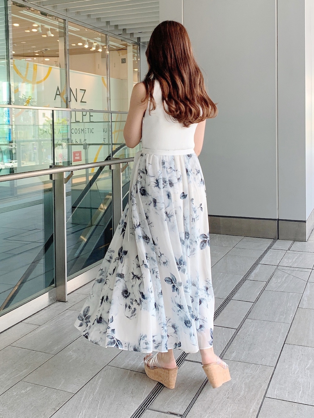 ホワイト系のワンピース、その他のサンダルを着用したレディースの春コーディネートの6枚目の写真