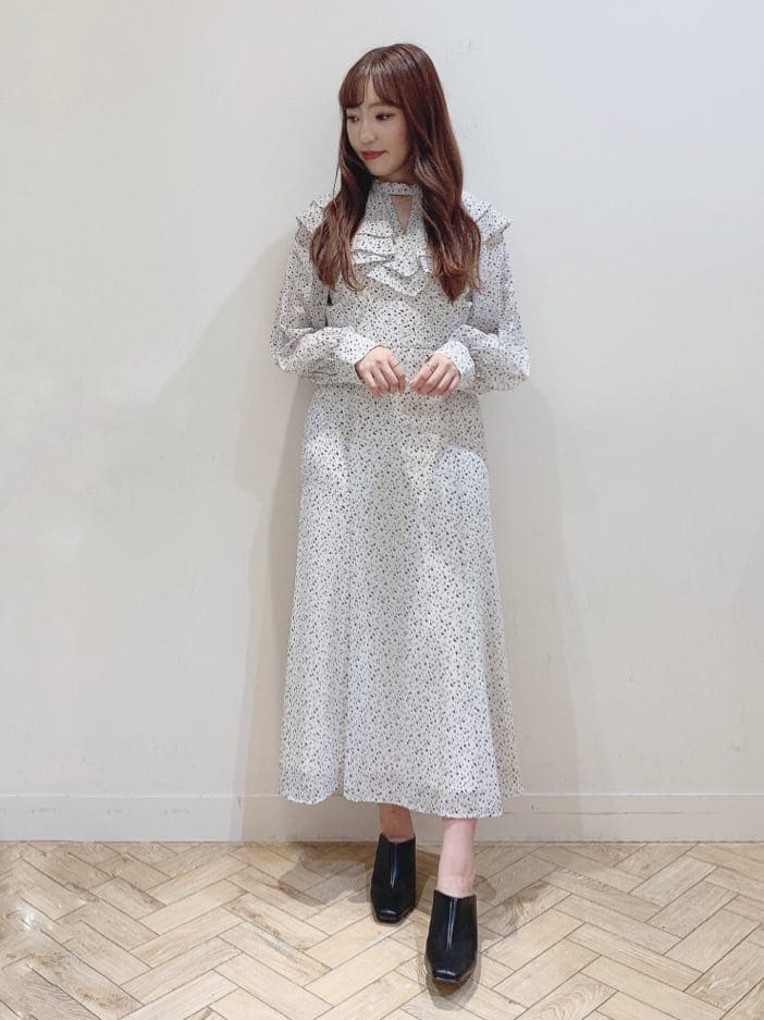 ホワイト系のワンピース、ブラック系のサンダルを着用したレディースの夏コーディネートの2枚目の写真