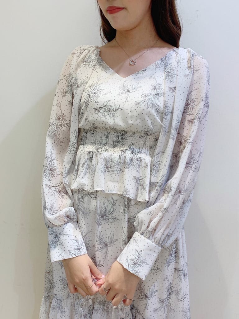 ベージュ系のパンプス、ベージュ系のワンピース、ブラック系のライダースジャケットを着用したレディースの冬コーディネートの5枚目の写真