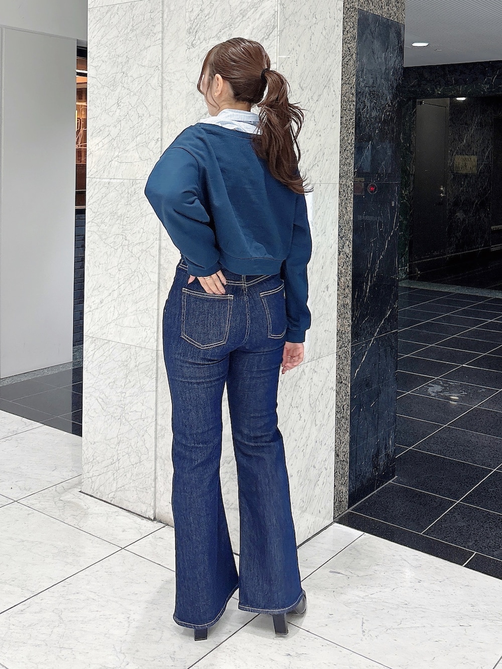 ブルー系のデニムパンツ、ブルー系のスウェットを着用したレディースの冬コーディネートの4枚目の写真