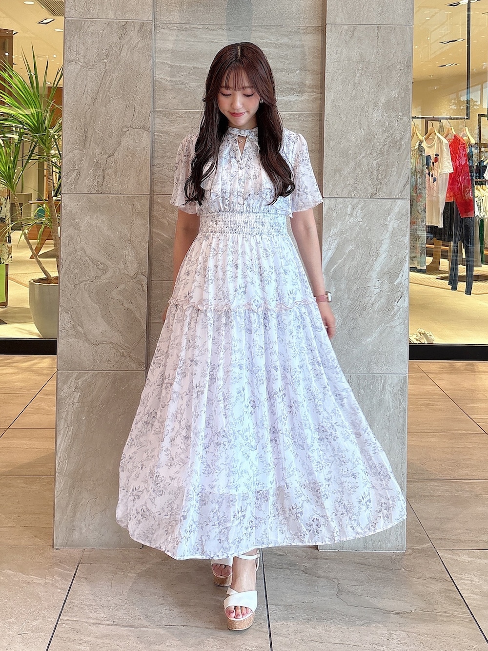 ピンク系のワンピース、ホワイト系のサンダルを着用したレディースの夏コーディネートの2枚目の写真