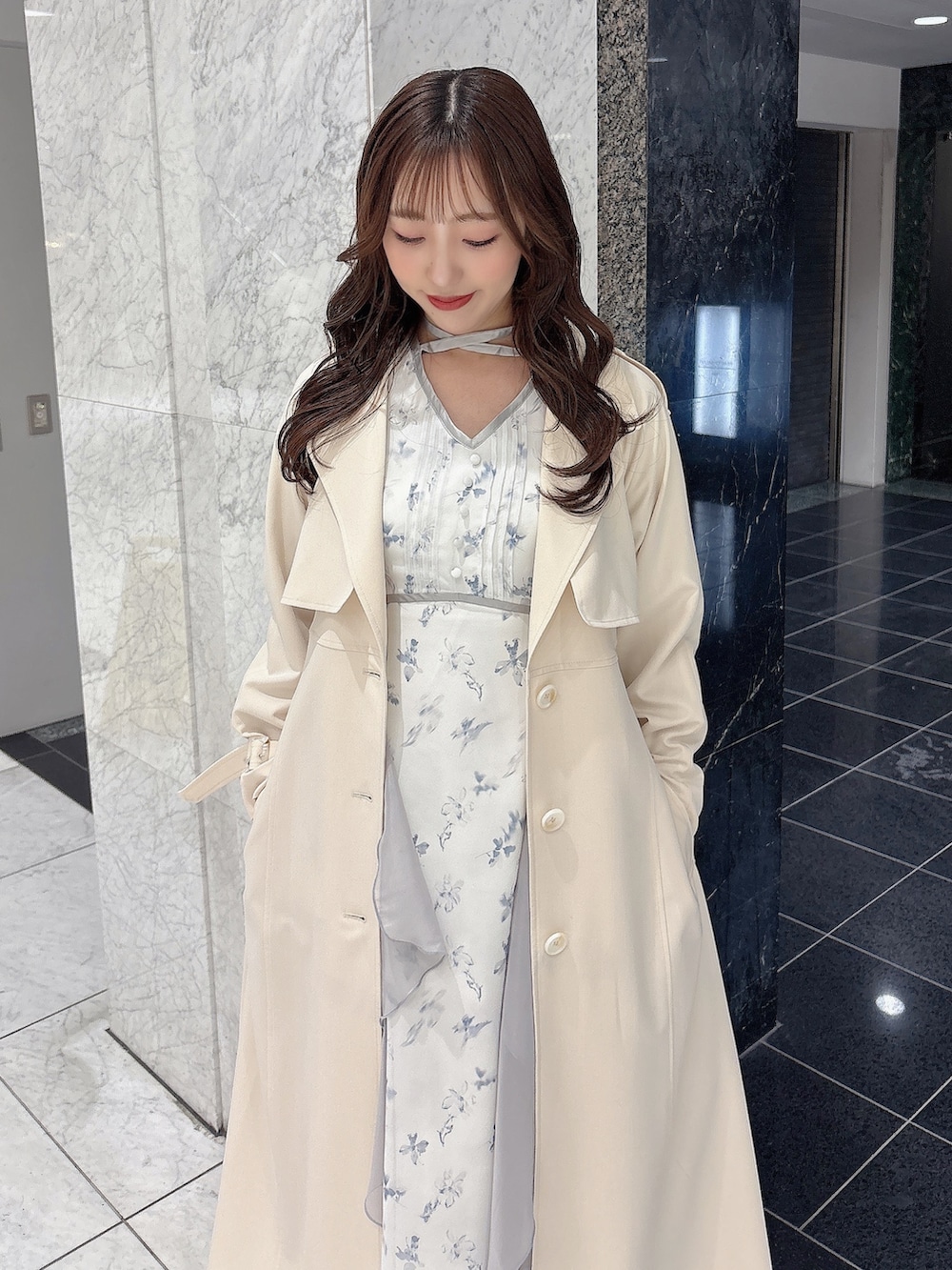 ホワイト系のサンダル、ホワイト系のワンピース、ベージュ系のトレンチコートを着用したレディースの春コーディネートの8枚目の写真