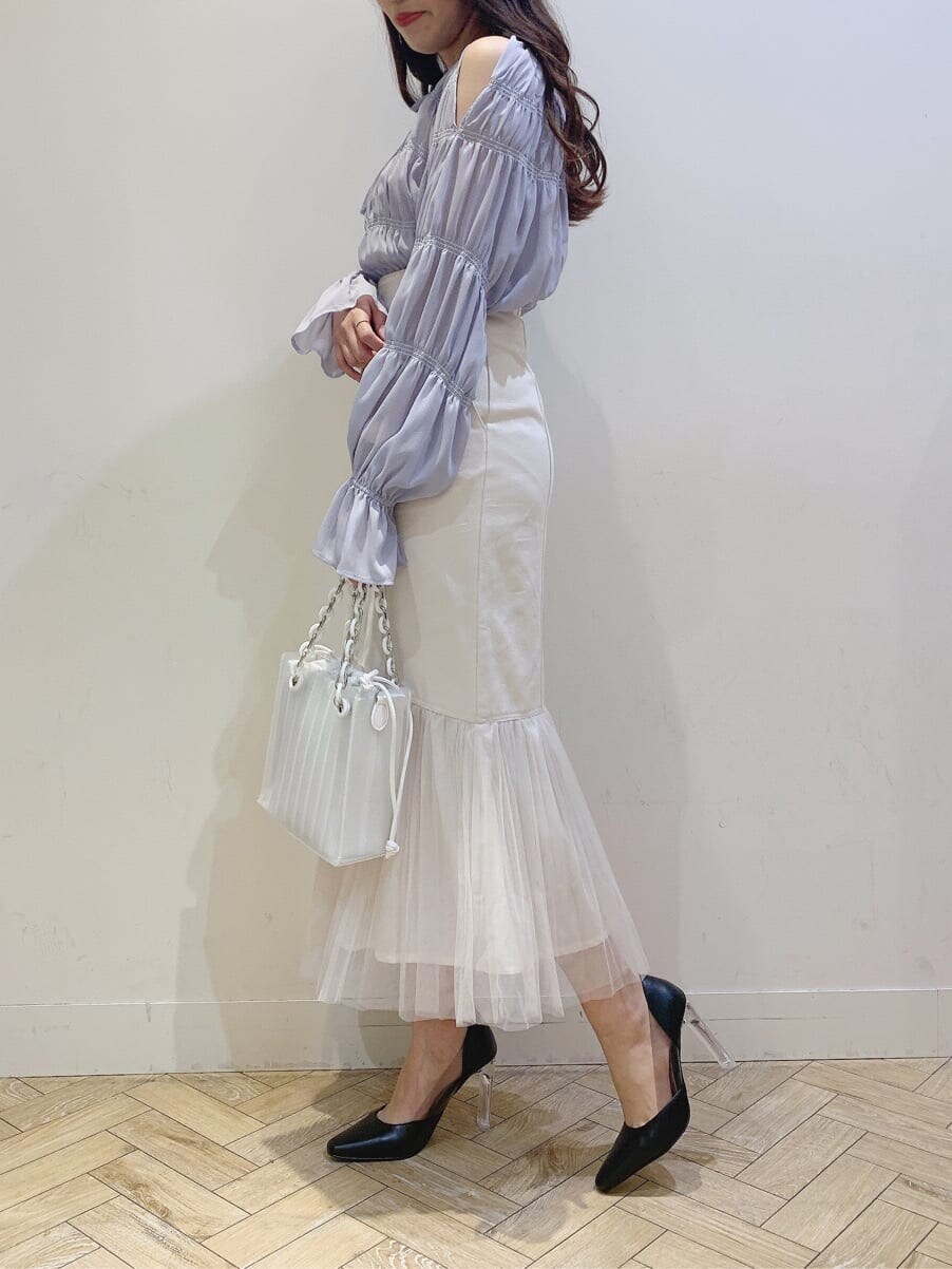 パープル系のシャツ/ブラウス、ホワイト系のスカートを着用したレディースの春コーディネートの2枚目の写真