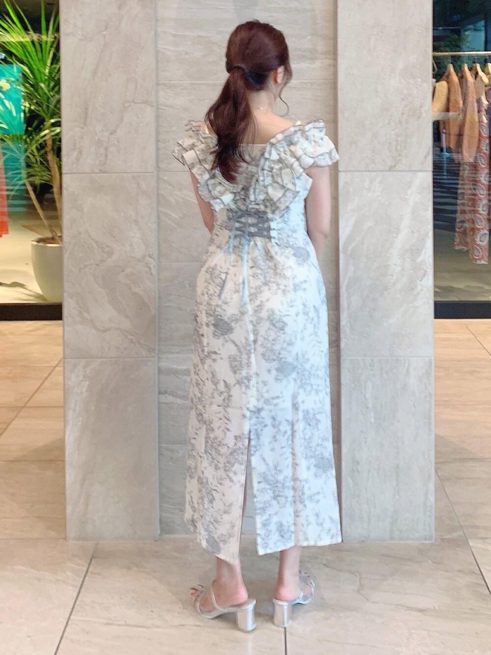 ホワイト系のワンピース、シルバー系のパンプスを着用したレディースの夏コーディネートの4枚目の写真