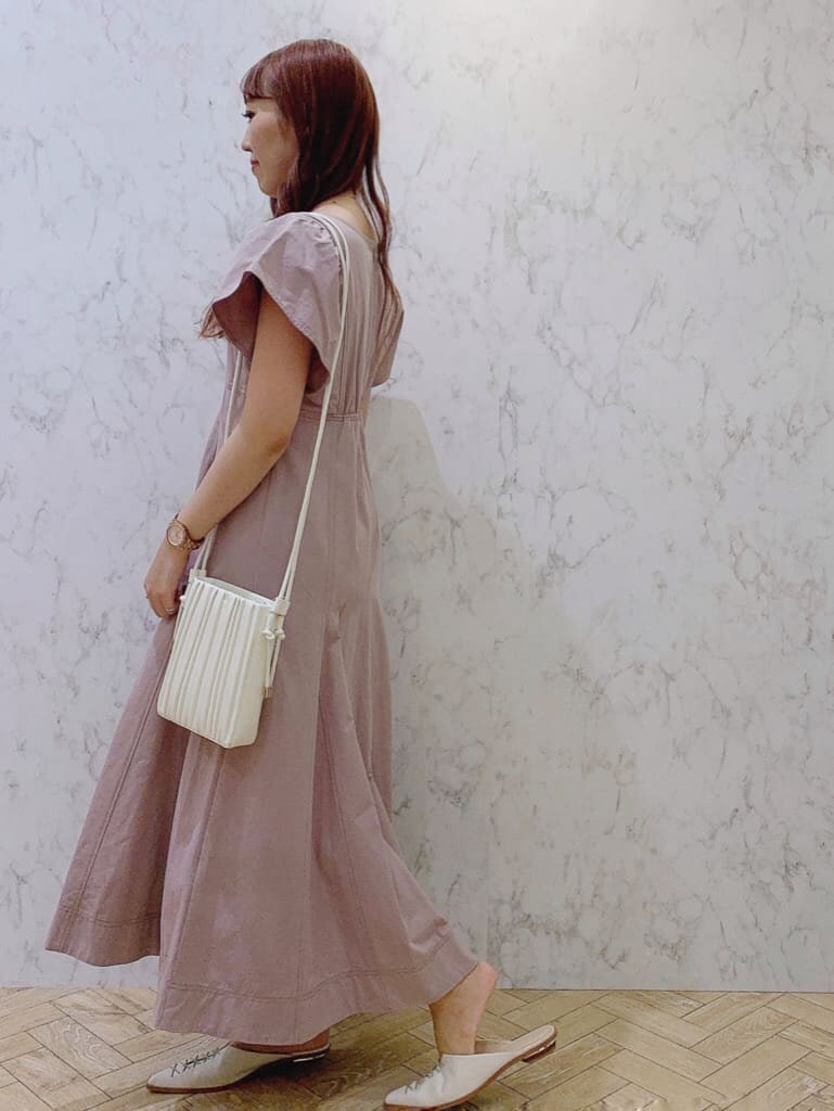 ベージュ系のワンピース、ホワイト系のサンダル、ホワイト系のハンドバッグを着用したレディースの夏コーディネートの4枚目の写真
