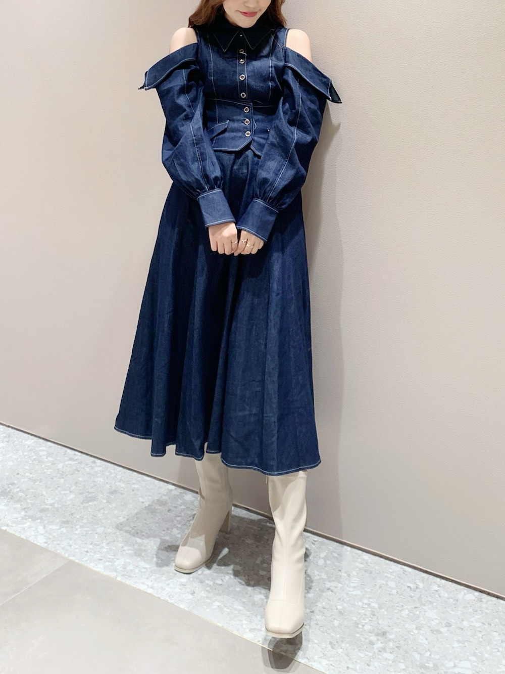 ホワイト系のブーツ、ブルー系のワンピースを着用したレディースの秋コーディネートの7枚目の写真