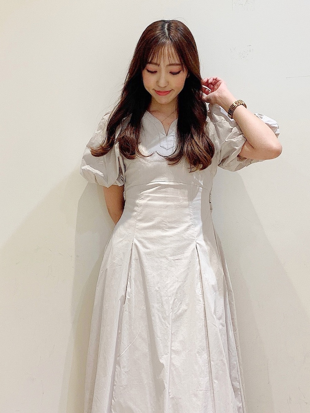 ホワイト系のワンピース、グレー系のスニーカーを着用したレディースの春コーディネートの6枚目の写真