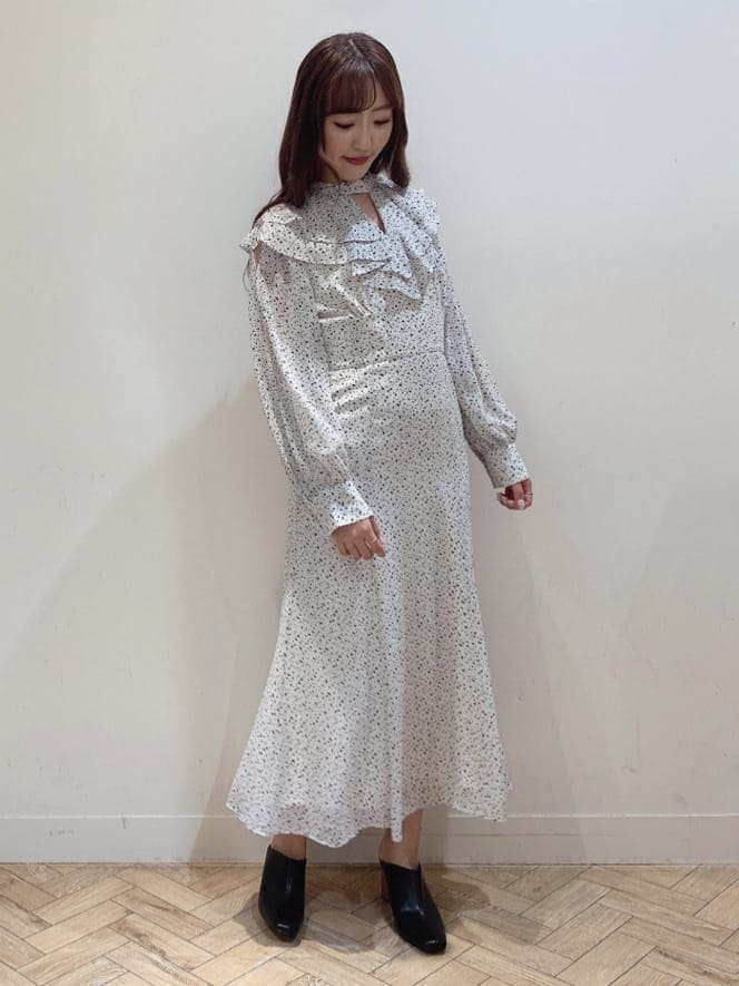 ホワイト系のワンピース、ブラック系のサンダルを着用したレディースの夏コーディネートの4枚目の写真