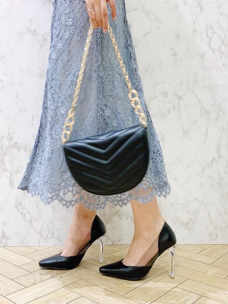 ブルー系のドレス、ブラック系のパンプス、ブラック系のハンドバッグを着用したレディースの夏コーディネートの5枚目の写真