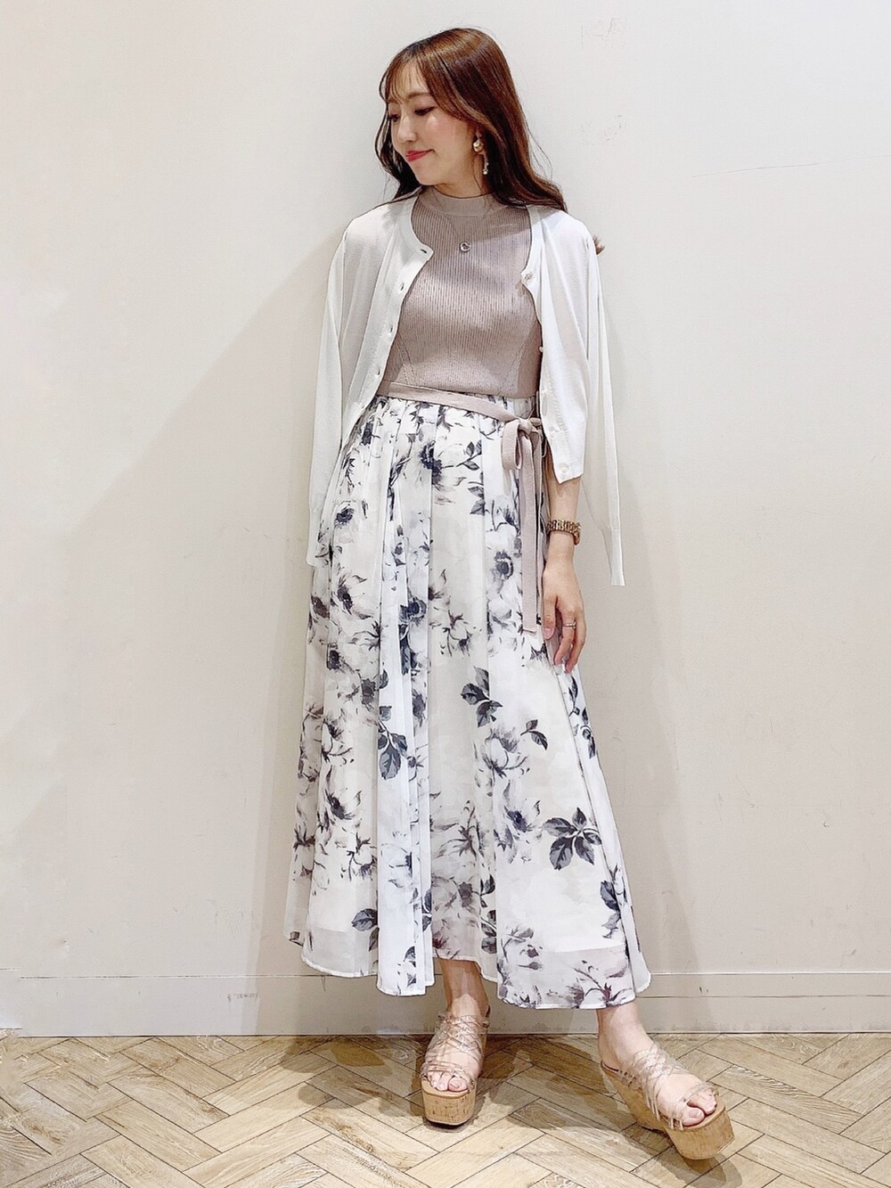 ベージュ系のワンピース、その他のサンダル、ホワイト系のカーディガン/ボレロを着用したレディースの春コーディネートの7枚目の写真