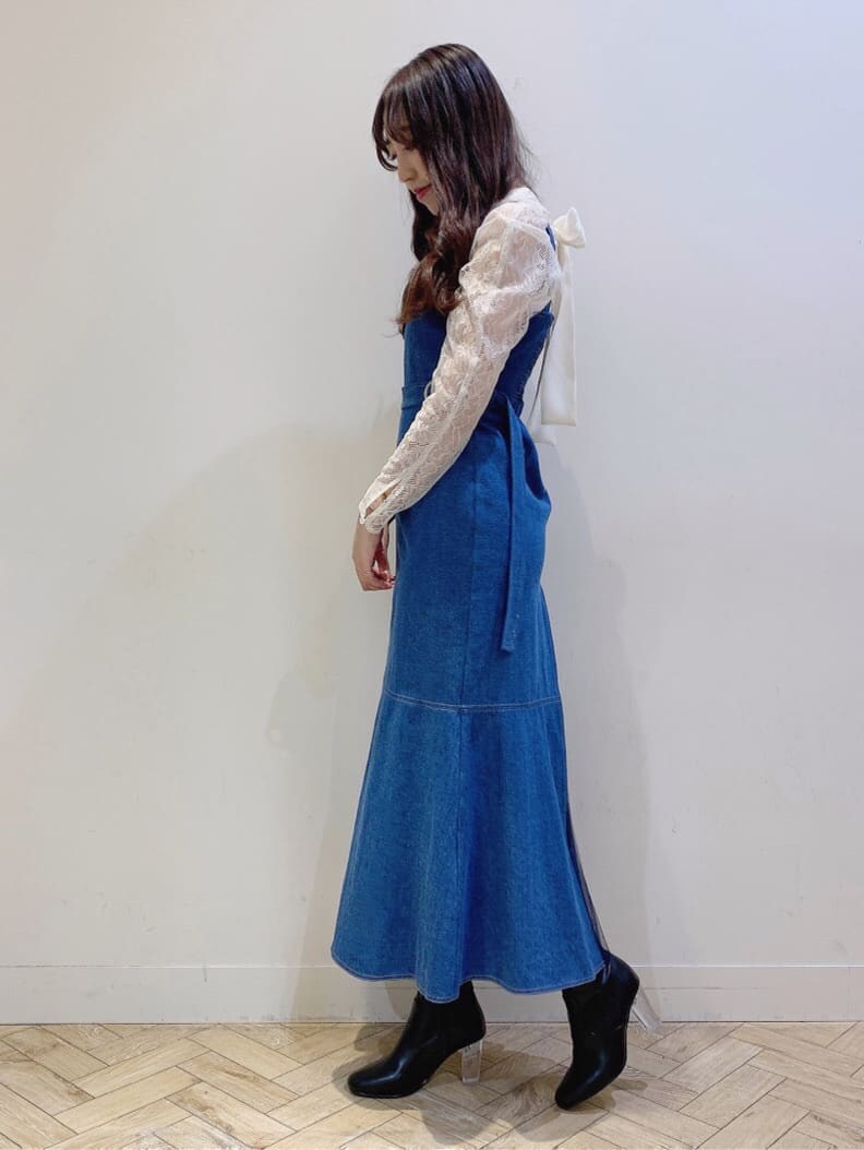 ホワイト系のシャツ/ブラウス、ブラック系のその他シューズ、ブルー系のワンピースを着用したレディースの冬コーディネートの3枚目の写真