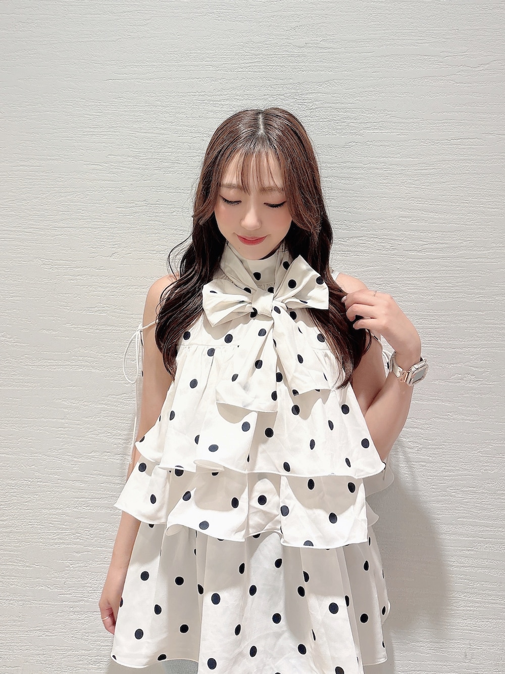 その他のシャツ/ブラウス、ブルー系のデニムパンツ、ホワイト系のサンダルを着用したレディースの夏コーディネートの7枚目の写真