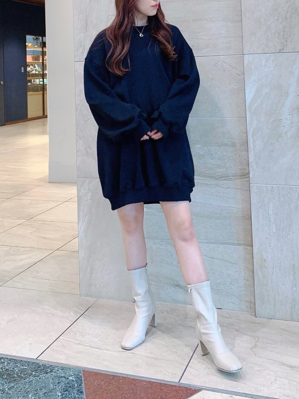 ブラック系のTシャツ/カットソー、ホワイト系のブーツを着用したレディースの冬コーディネートの2枚目の写真