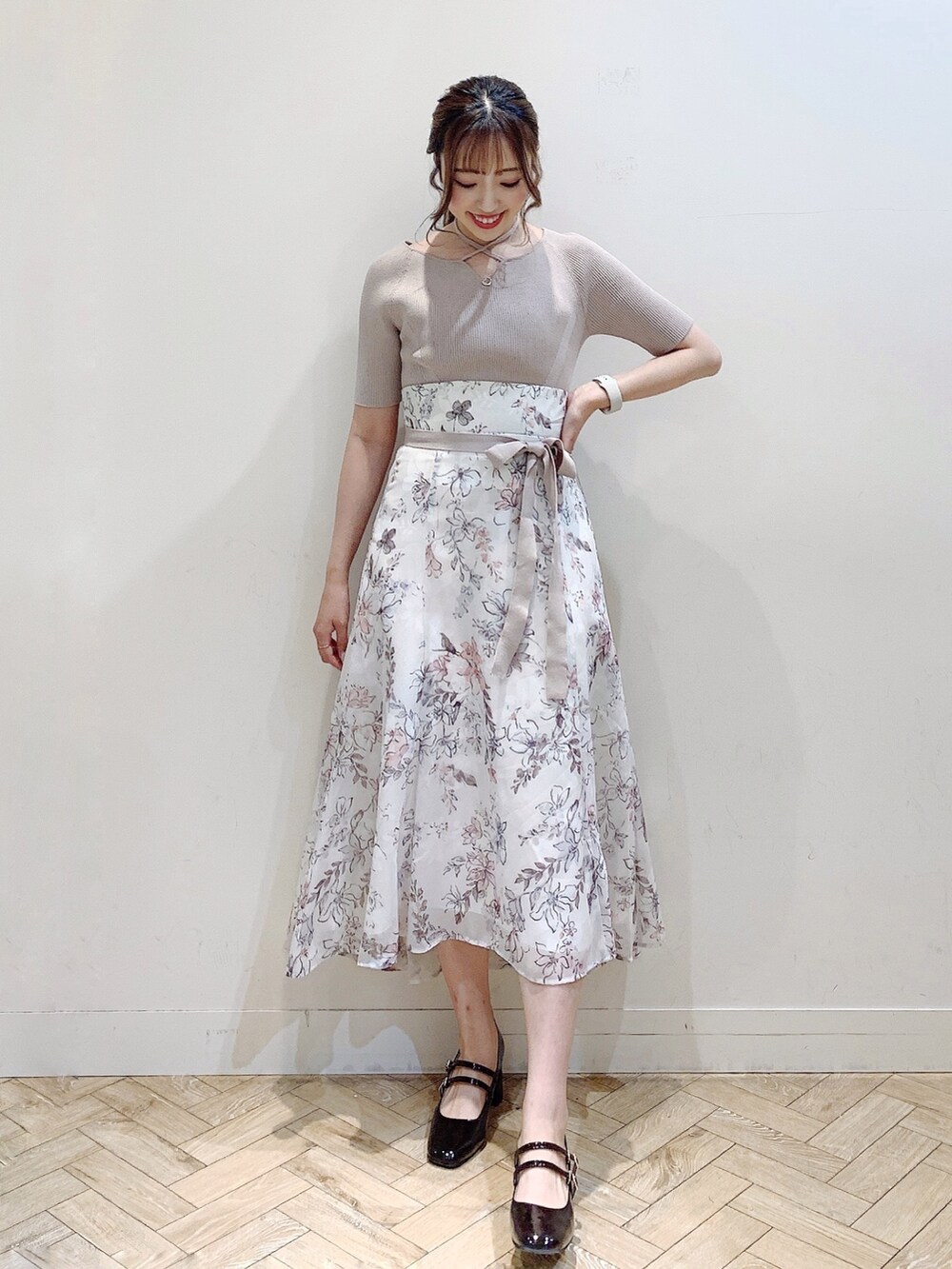 ベージュ系のワンピース、ブラウン系のパンプスを着用したレディースの夏コーディネートの3枚目の写真