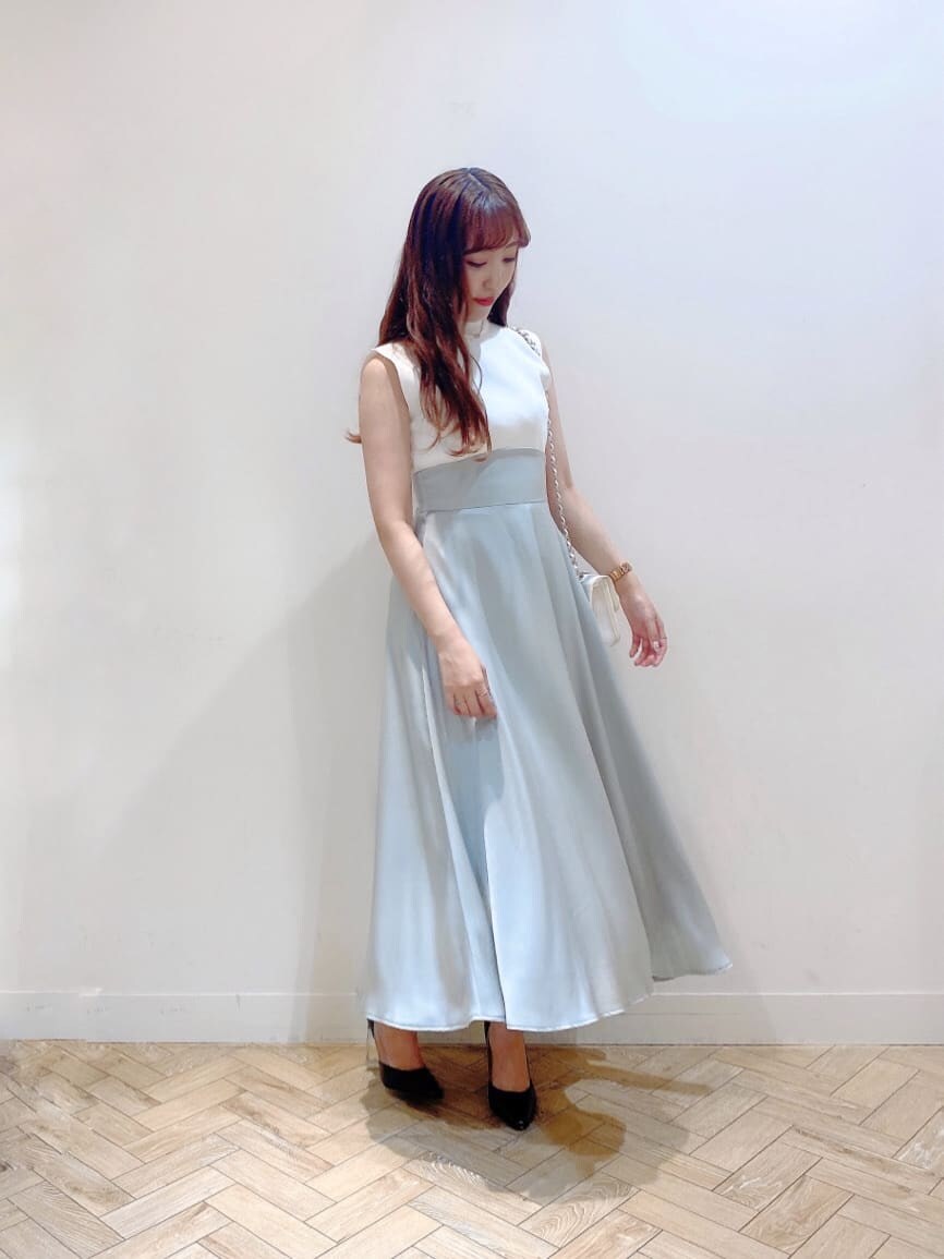 ブラック系のパンプス、グリーン系のワンピースを着用したレディースの夏コーディネートの3枚目の写真