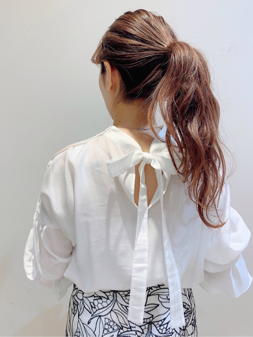 ブラック系のスカート、その他のサンダル、ベージュ系のキャミソールを着用したレディースの春コーディネートの4枚目の写真