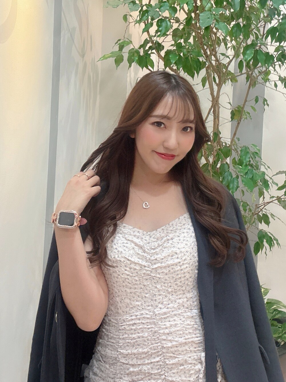 ホワイト系のブーツ、グレー系のテーラードジャケット、ピンク系のワンピースを着用したレディースの春コーディネートの9枚目の写真