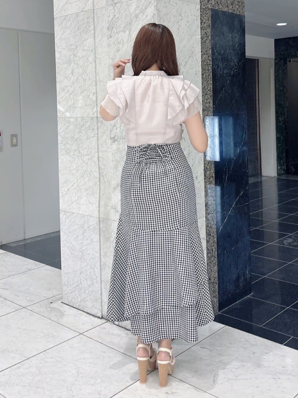 ホワイト系のサンダル、その他のスカート、ピンク系のシャツ/ブラウスを着用したレディースの夏コーディネートの4枚目の写真