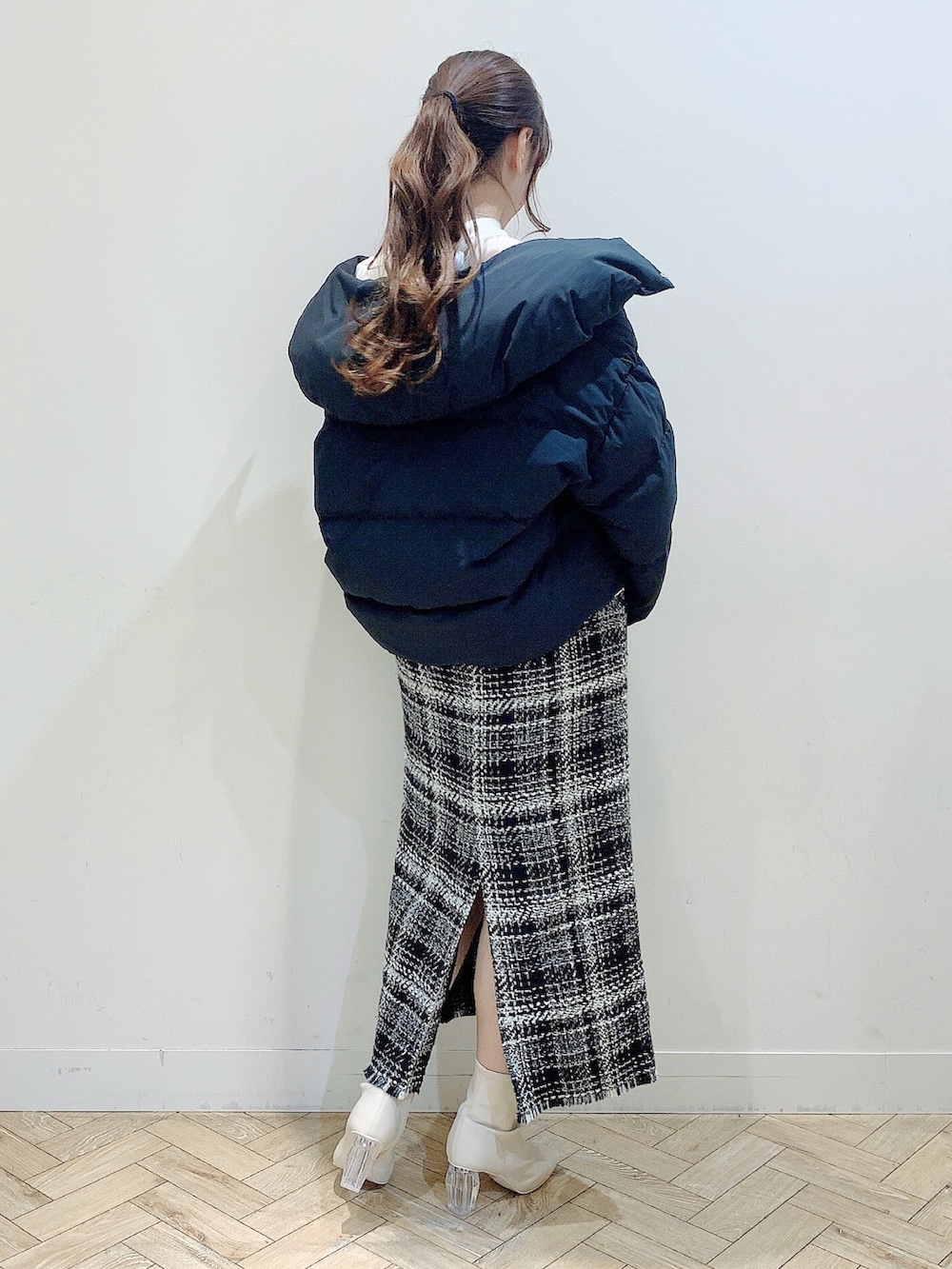 ブラック系のダウンジャケット/コート、ホワイト系のシャツ/ブラウス、ブラック系のスカートを着用したレディースの冬コーディネートの10枚目の写真