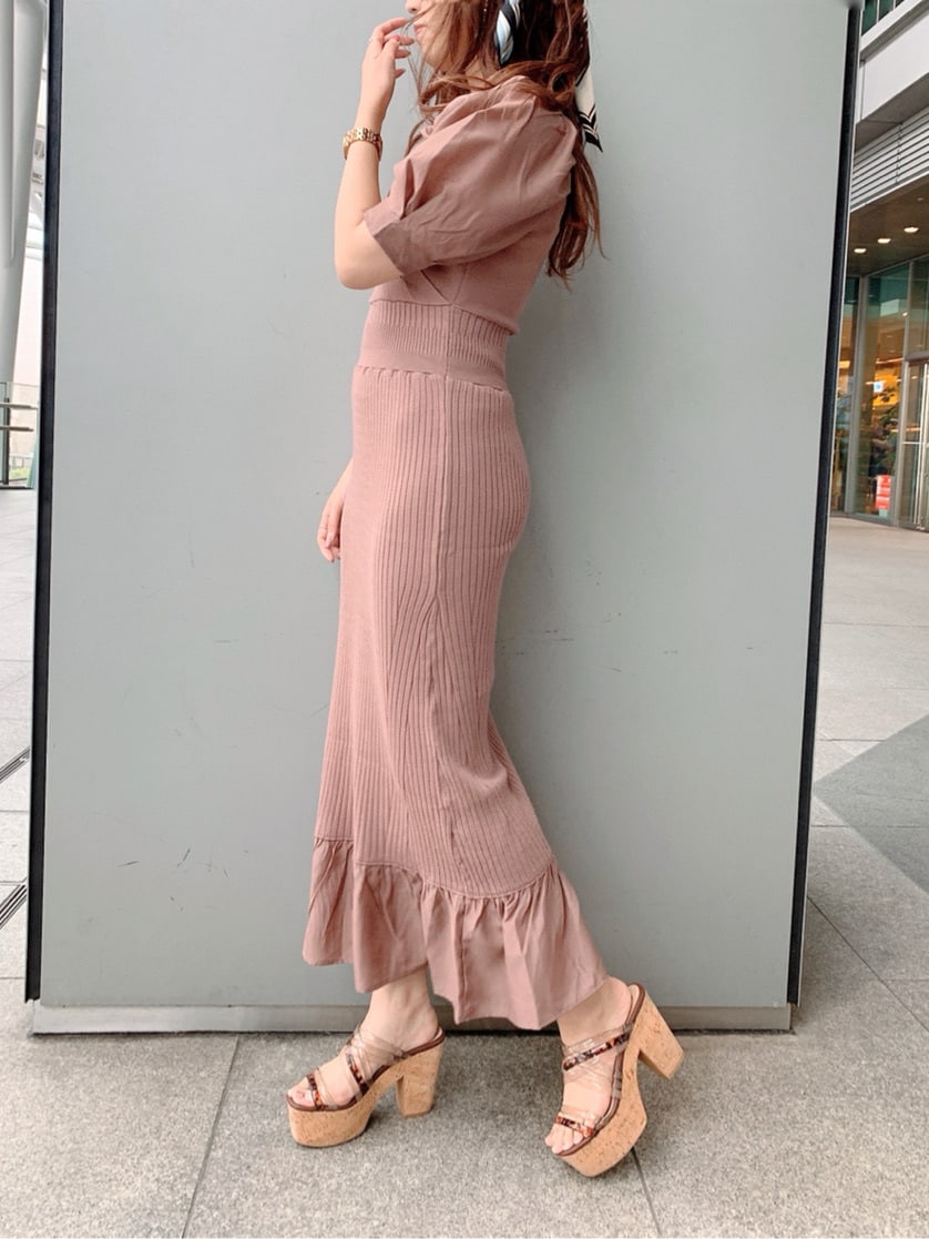 ベージュ系のトレンチコート、ブラウン系のワンピース、ベージュ系のサンダルを着用したレディースの春コーディネートの2枚目の写真