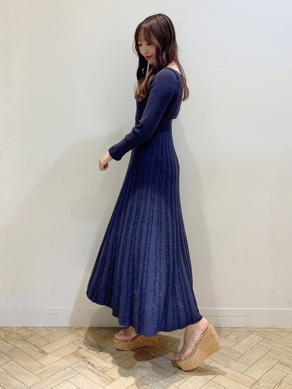 グレー系のワンピース、ホワイト系のサンダルを着用したレディースの春コーディネートの3枚目の写真