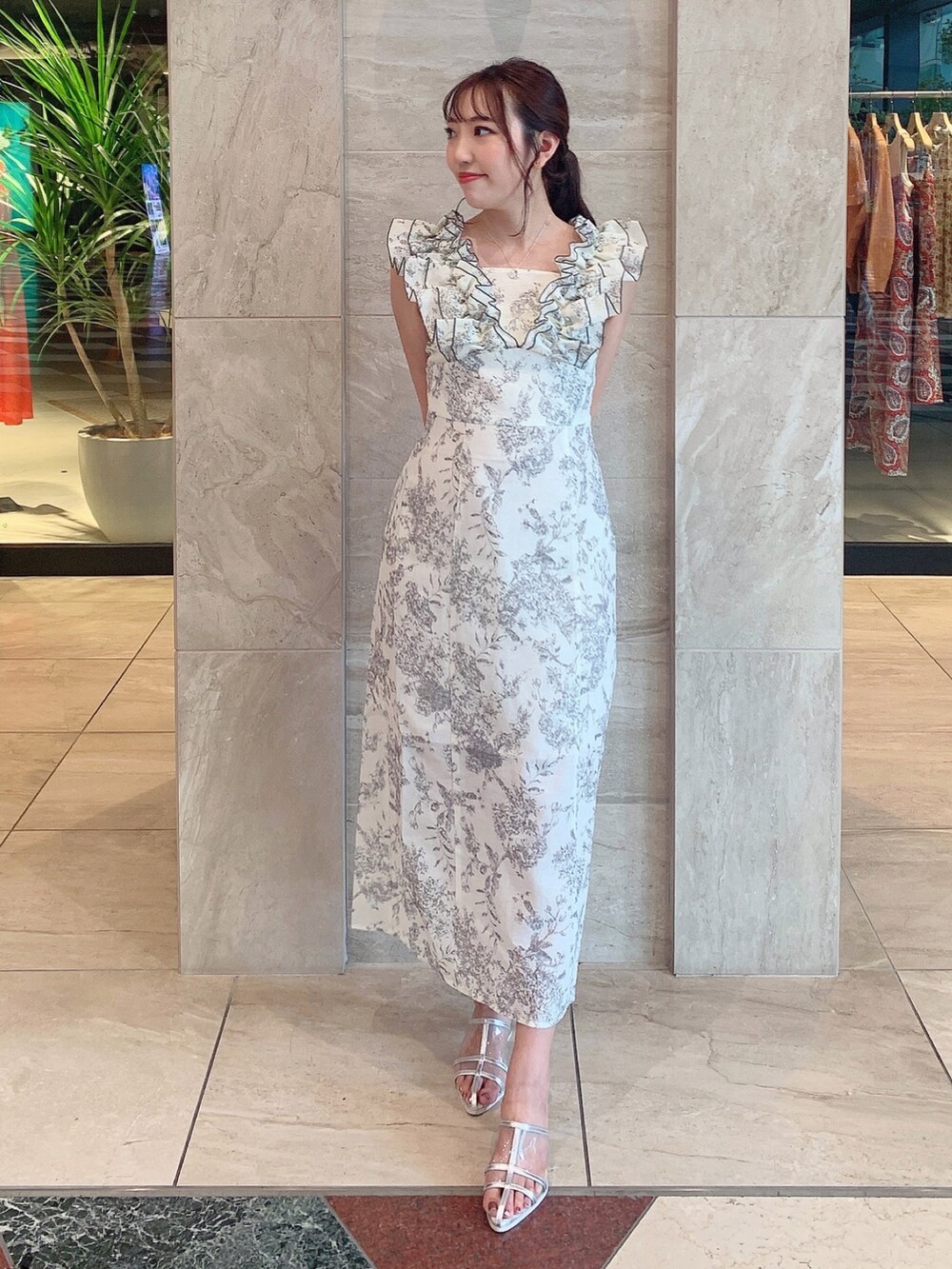 ホワイト系のワンピース、シルバー系のパンプスを着用したレディースの夏コーディネートの5枚目の写真