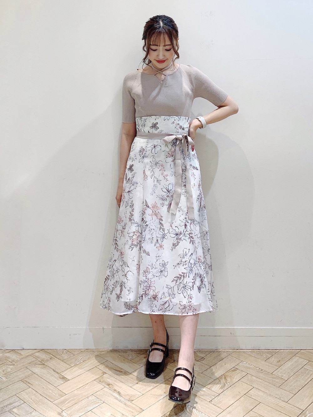 ベージュ系のワンピース、ブラウン系のパンプスを着用したレディースの夏コーディネートの2枚目の写真