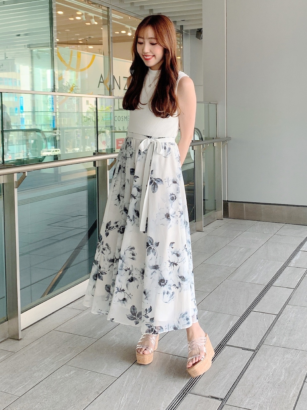 ホワイト系のワンピース、その他のサンダルを着用したレディースの春コーディネートの3枚目の写真